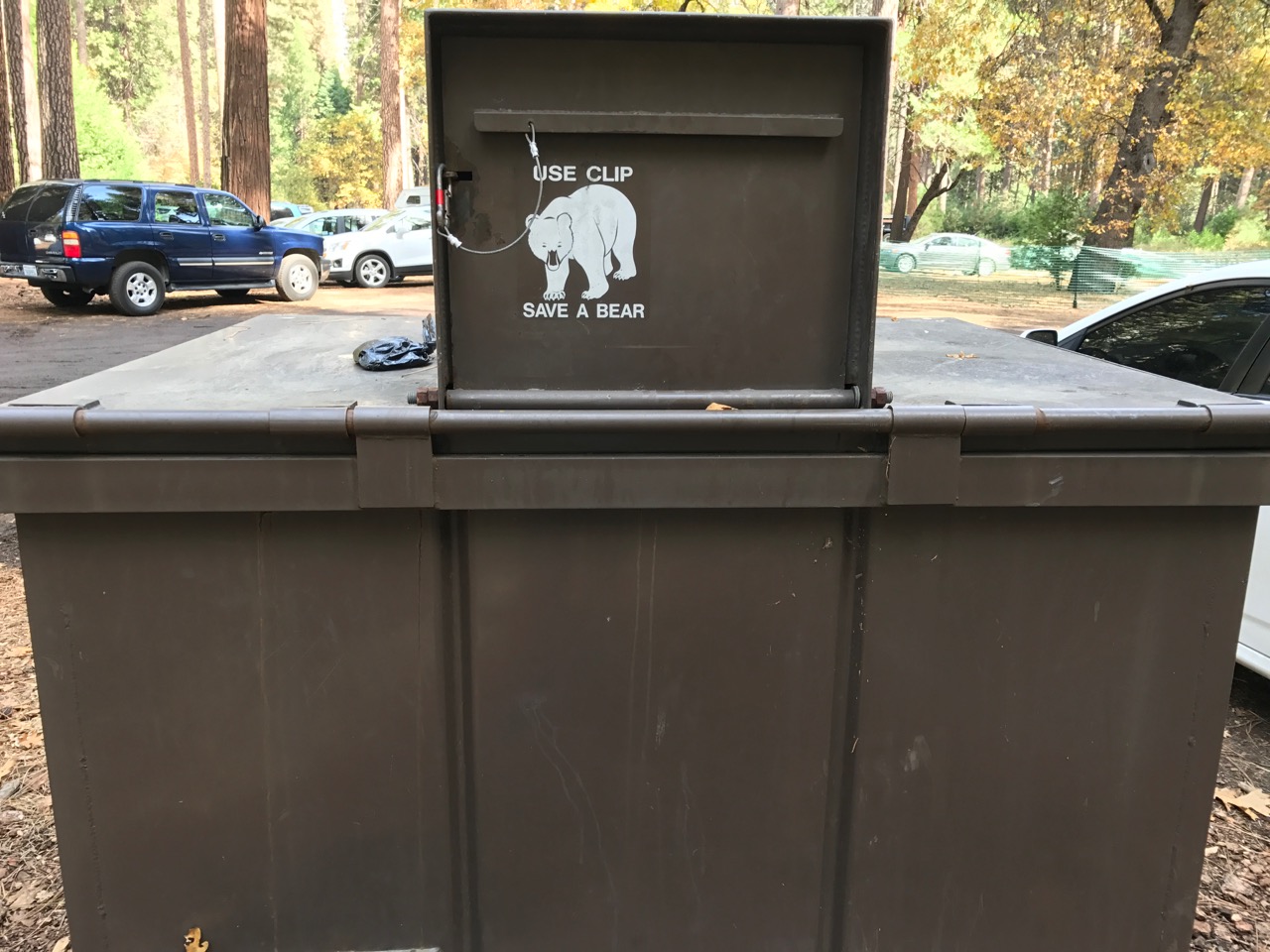 防止动物翻垃圾的垃圾箱