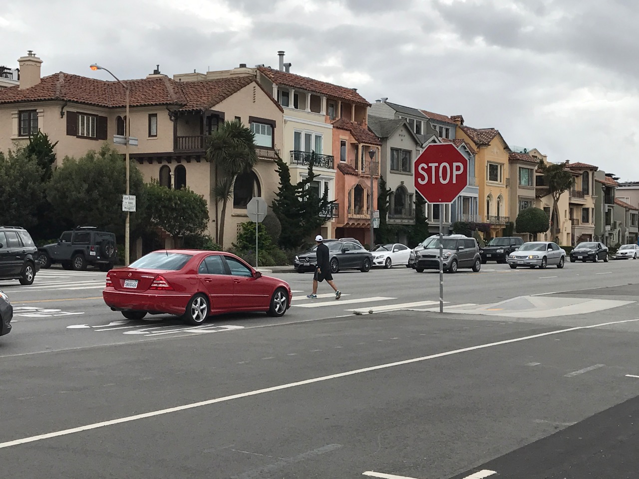 Stop Sign， 车必须让行人