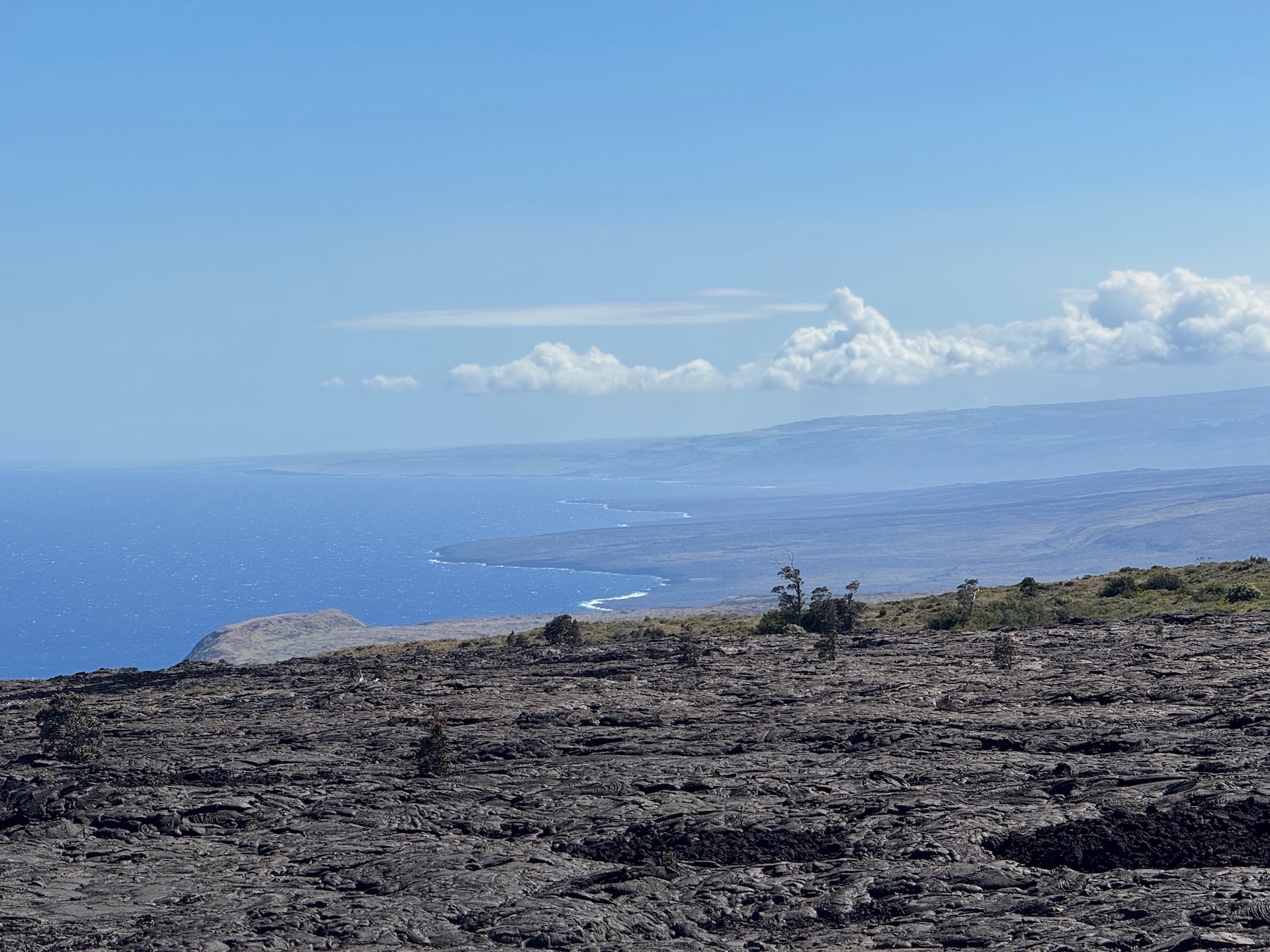 Chain of Craters Road 到海边,冷却的火山岩就像牛屎粑粑
