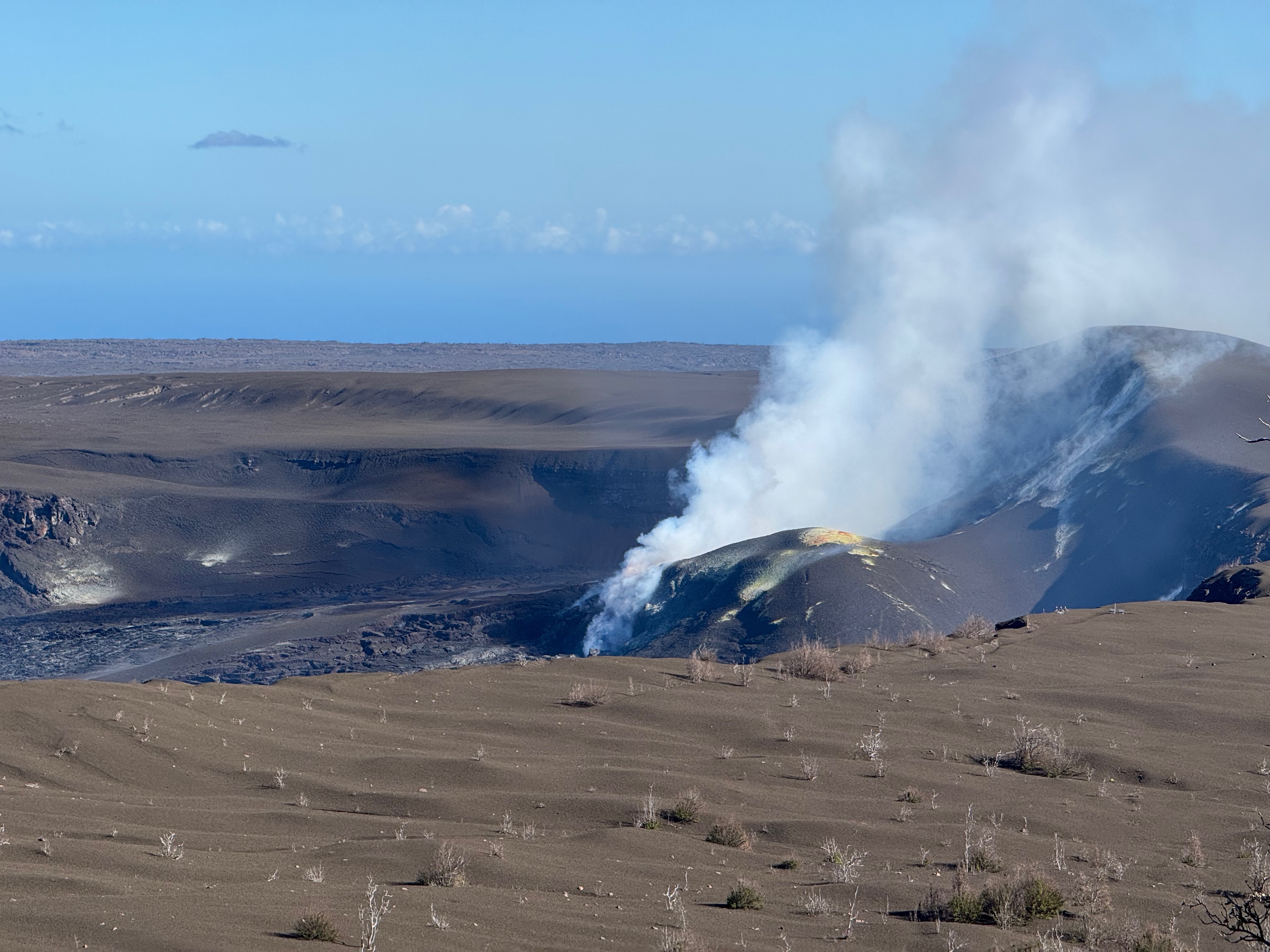正在冒烟的火山口,可惜没赶上喷发