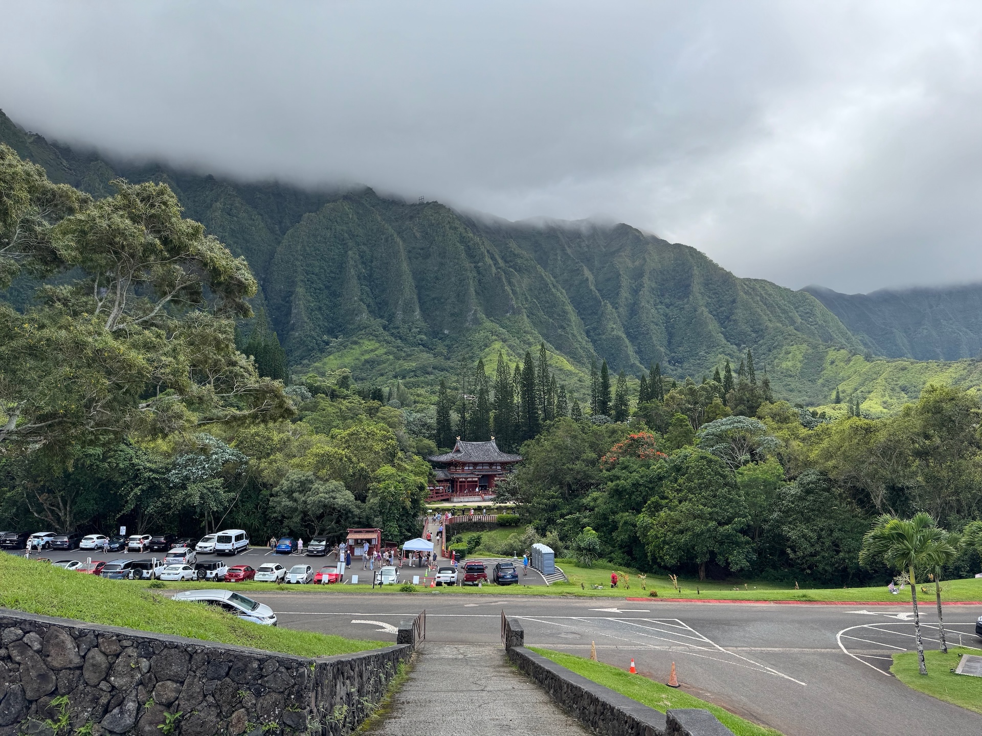 张学良墓的步道上看平等寺